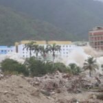 Demolición controlada del edificio Residencias Newport se ejecuta en La Guaira
