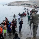 Autoridades de Indonesia mantienen búsqueda de desaparecidos tras incendio de ferry